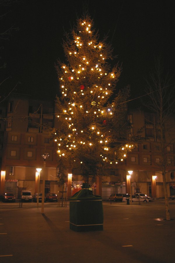 Illumination de noel: Place Jules Valles a Evry 037